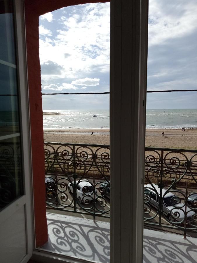 Grand Face A La Apartment *